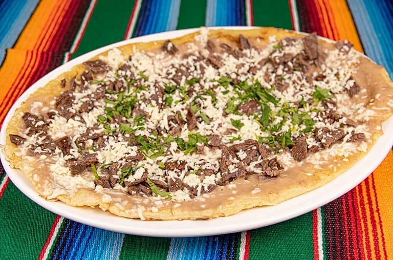 Huarache de Cecina